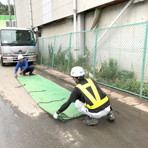 シートを畳むのを手伝う